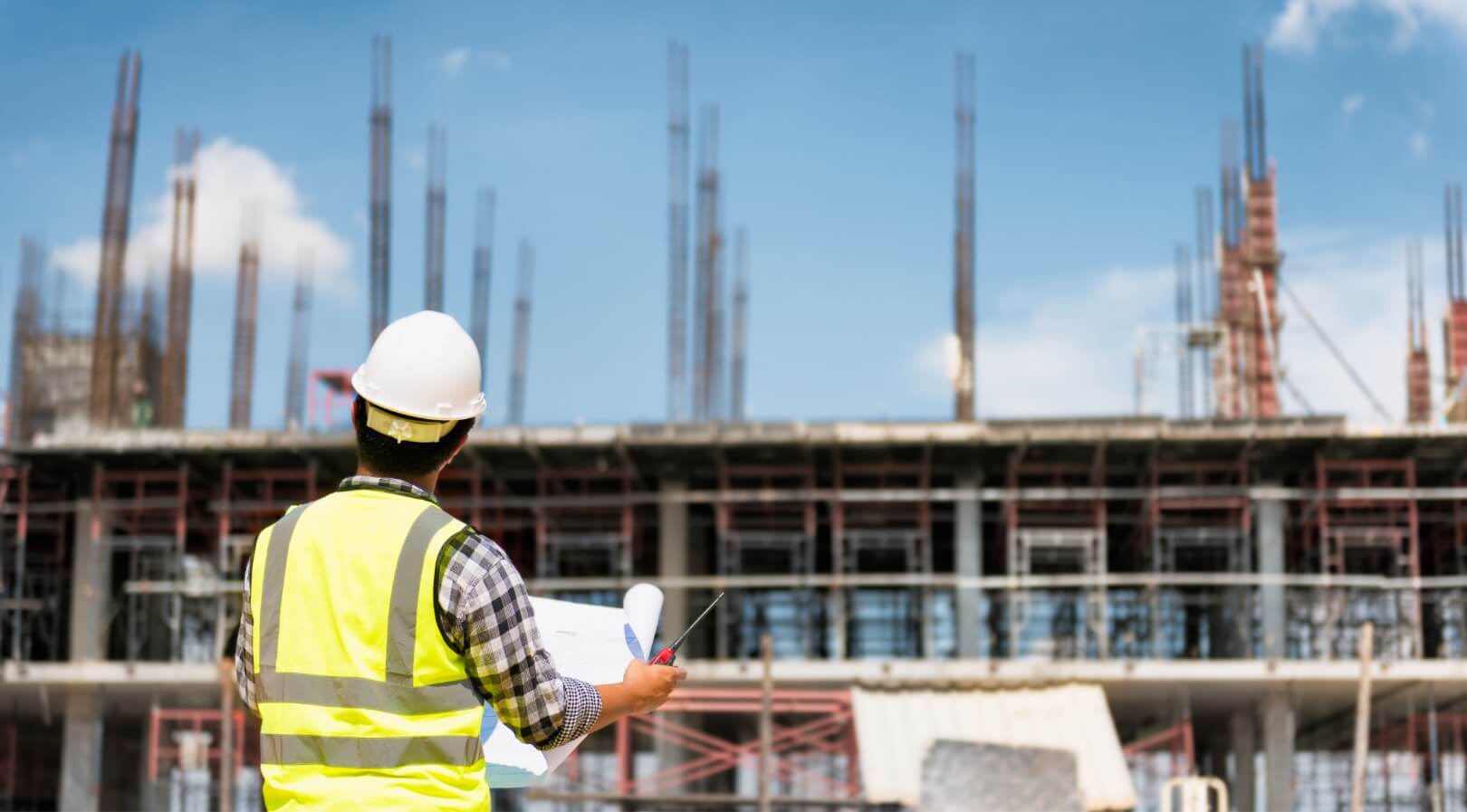 Ein Bauleiter vor einer Baustelle